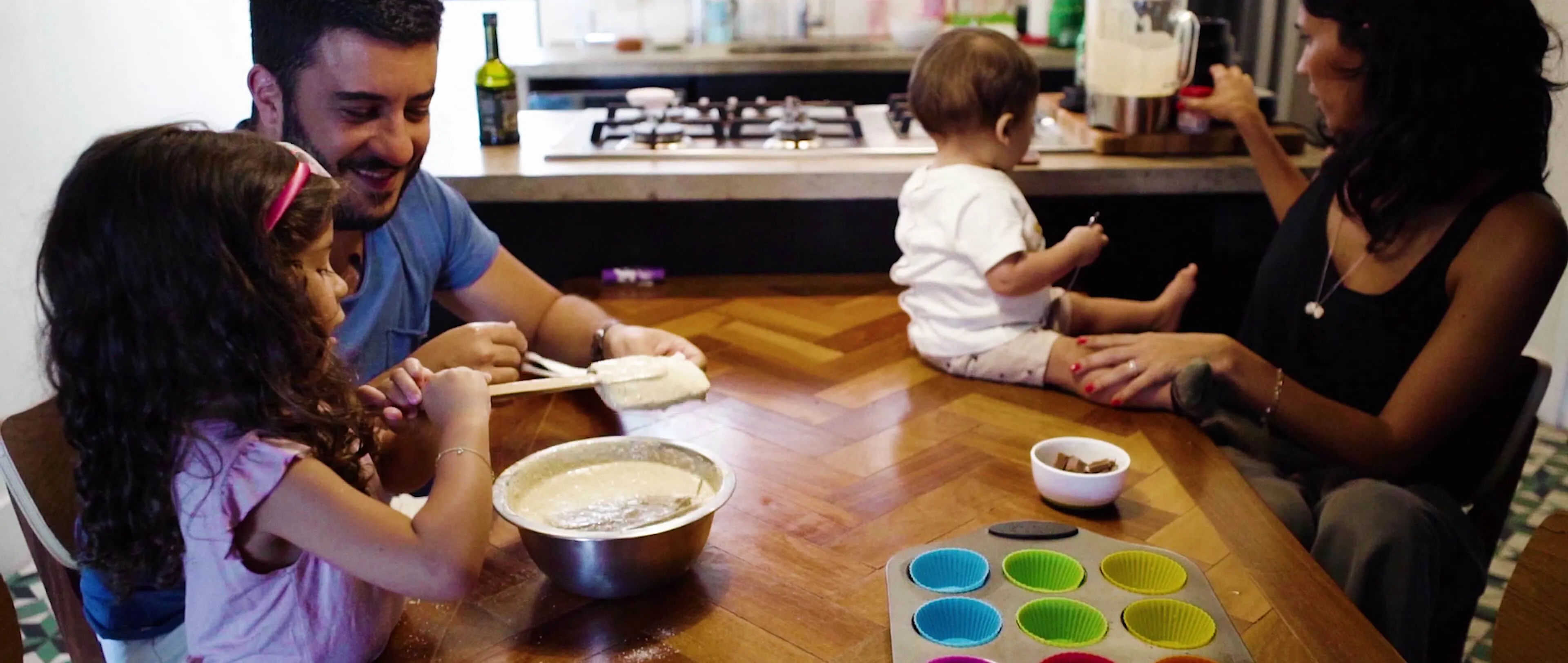 Família preparando doces em casa